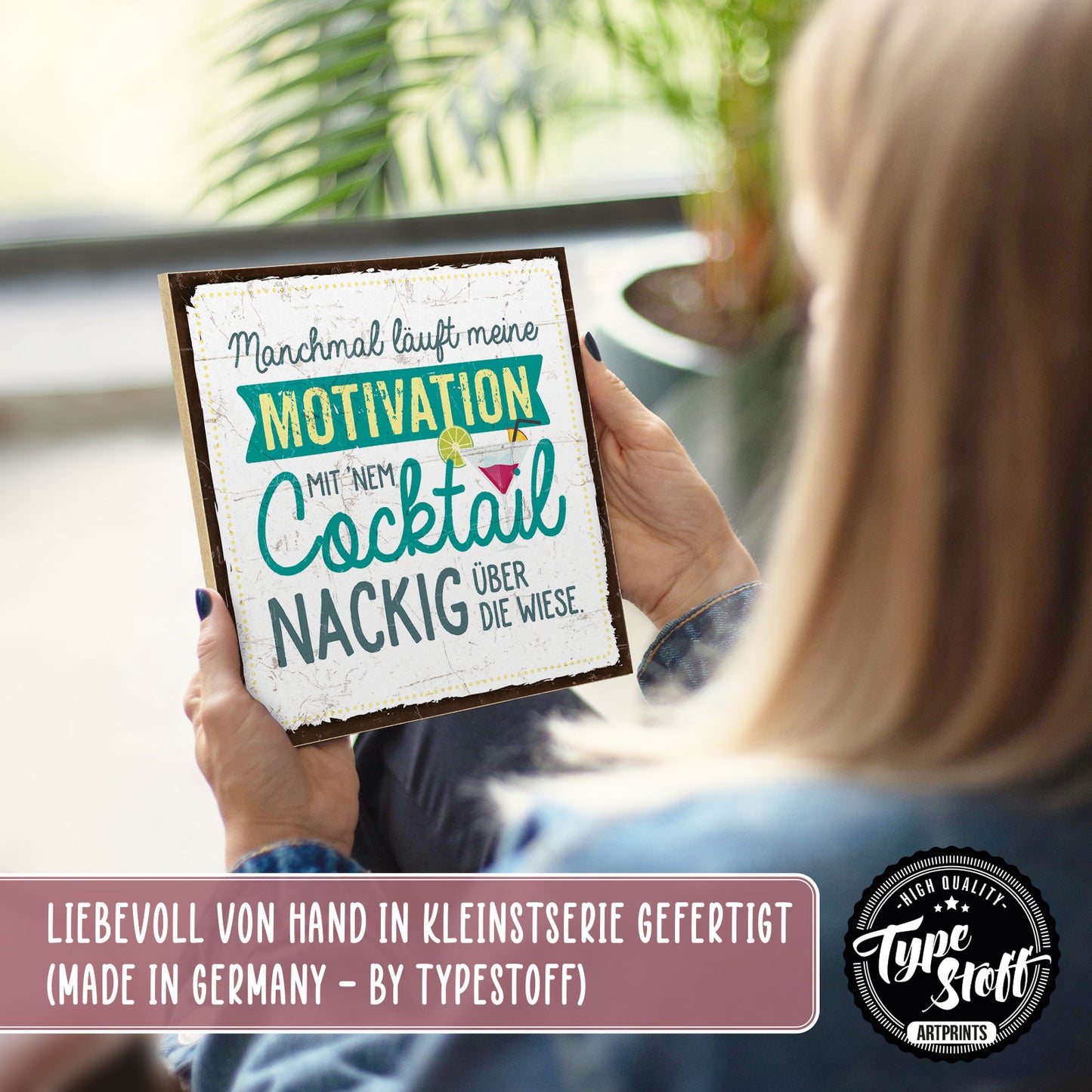 Holzschild mit Spruch - Motivation - nackig mit Cocktail - HS-QN-00393