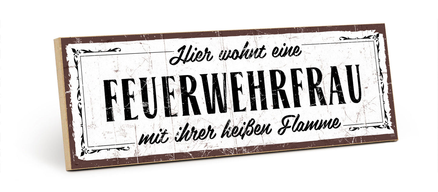 Holzschild mit Spruch - Hier wohnt eine Feuerwehrfrau – HS-KQ-00684