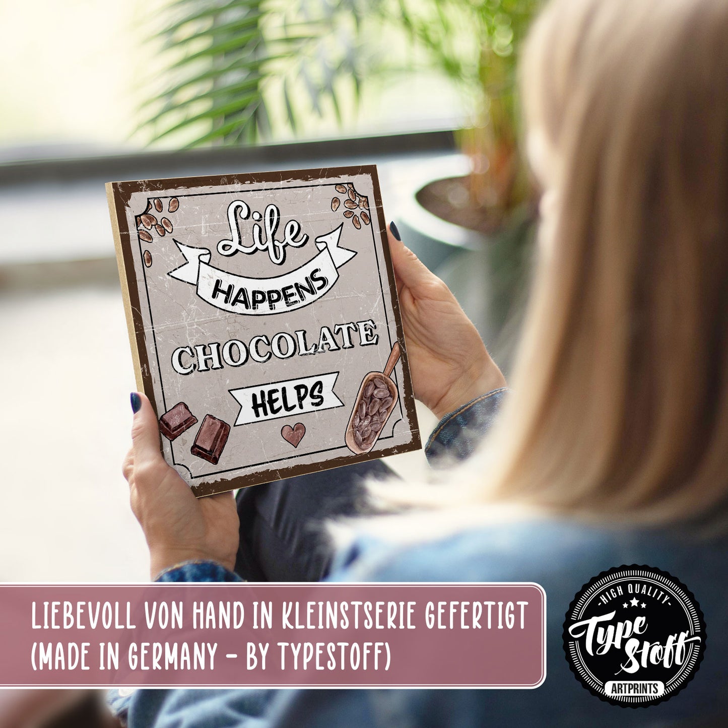 Holzschild mit Spruch - Chocolate helps – HS-QN-00904
