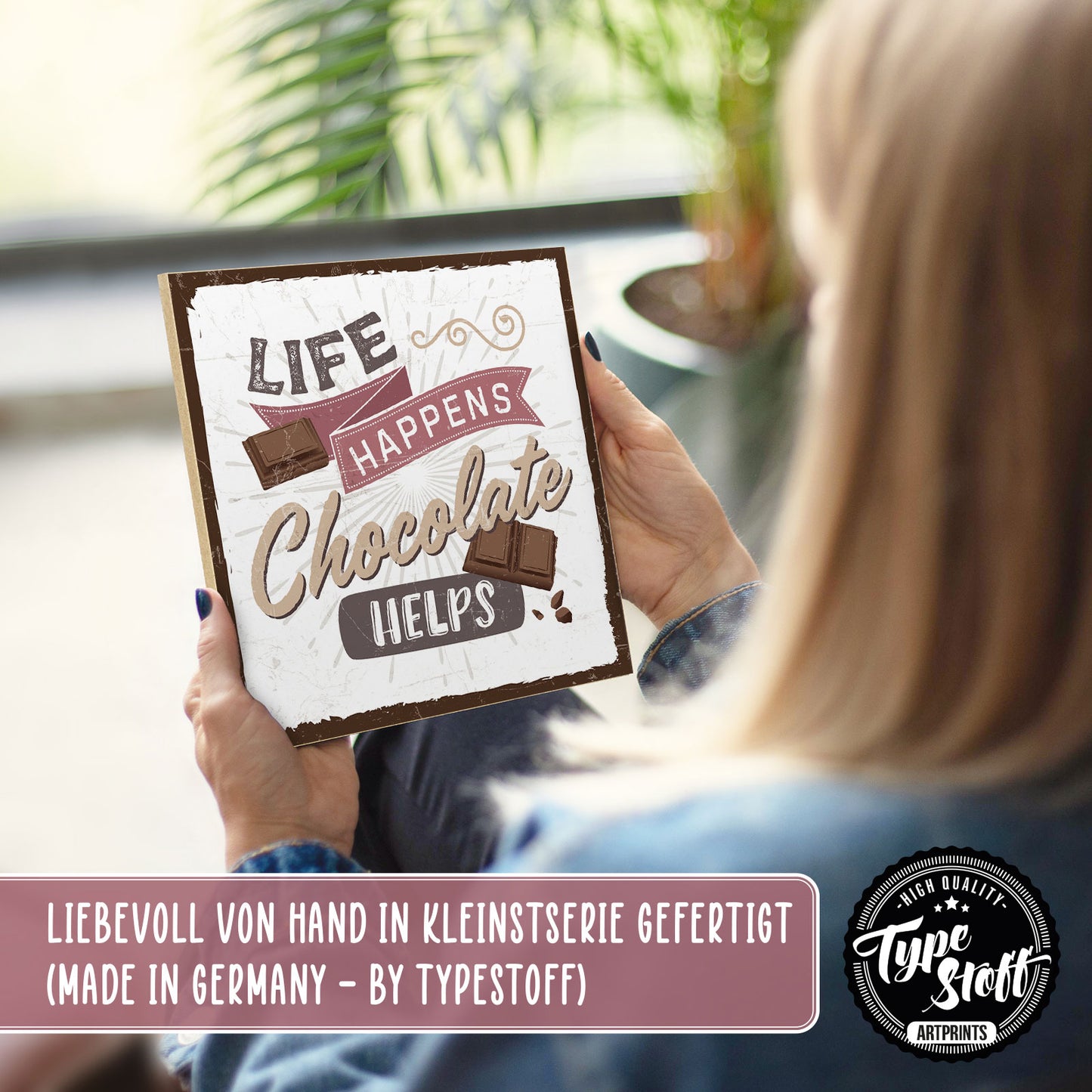 Holzschild mit Spruch - Life happens chocolate helps – HS-QN-00579