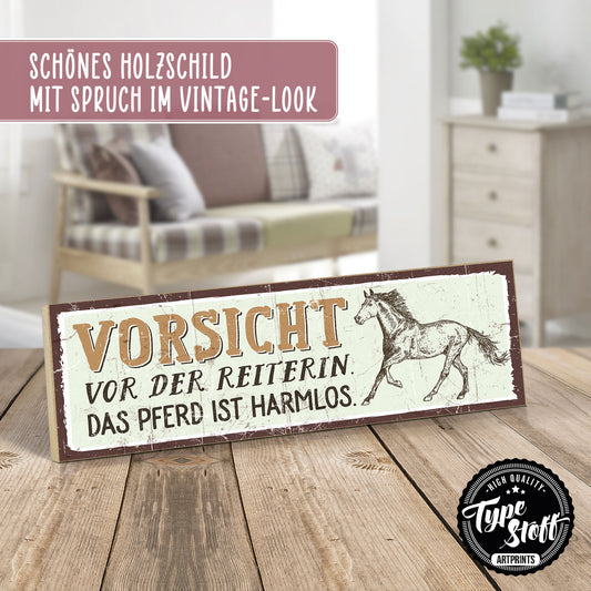 Holzschild mit Spruch - Pferd - Vorsich vor der Reiterin – HS-KQ-00616